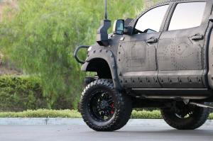 Toyota Tundra CrewMax 4x4 Zombie Apocalypse 2013 года 